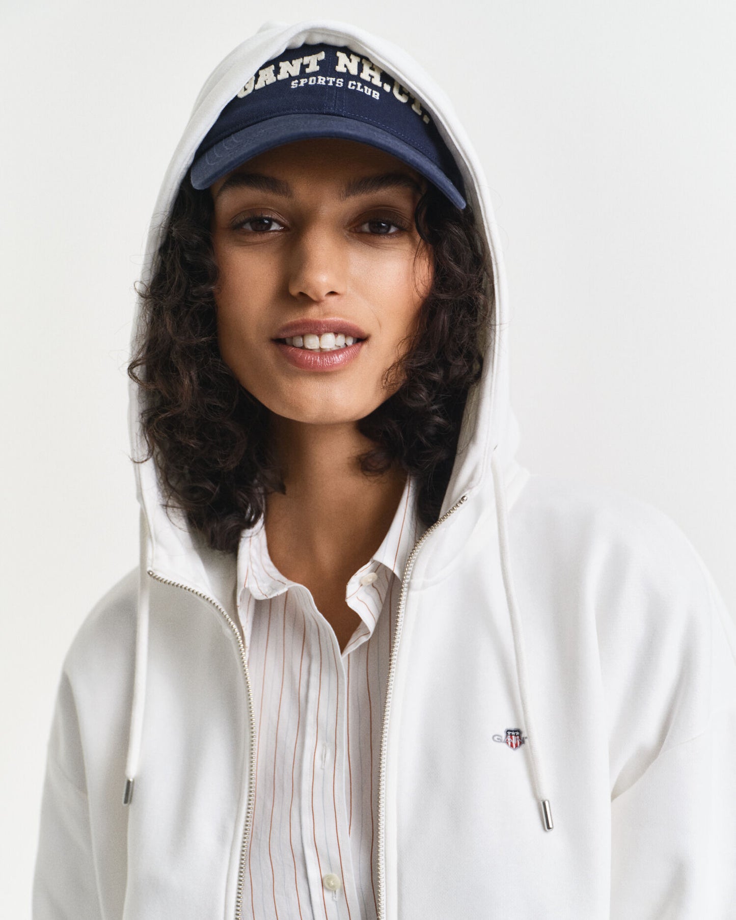 Kapuzenjacke mit Schild-Logo