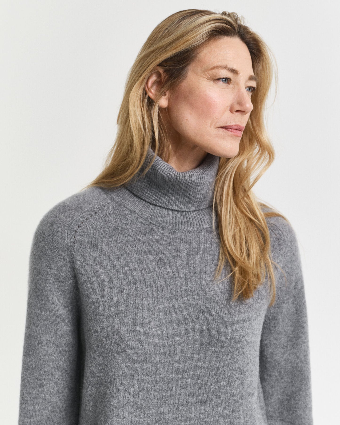 Rollkragenkleid mit Strickdetails
